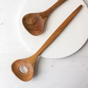 Cuillère de service en bois, adaptée aux aliments, pour la cuisine et le service à la maison - Product Image 1