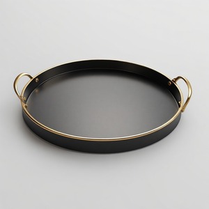 Plateau de service en métal noir avec accents dorés, conçu pour une présentation raffinée, idéal pour les résidences de luxe, les salons d'entreprise et les espaces haut de gamme. - Product Image 4