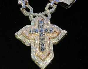 Colgante Hip Hop Iced Out con Cruz y Rosas para Hombre, Personalizable, de Plata de Ley Chapada en Oro, Lujoso Charm de Cruz Iced con Moissanita - Product Image 3