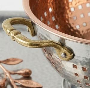 Passoire en métal martelé bicolore avec poignées en laiton et trous de drainage carrés - Product Image 4