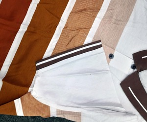 Camiseta de Punto de Manga Corta para Hombre, Ecológica, 100% Algodón, Diseño con Puntos, Corte Regular, Color Marrón, Blanco y Naranja - Product Image 2