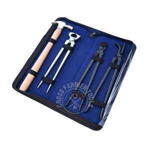 Kit de herramientas de herrador para herramental de caballos con estuche, extractor de clavos, clavador de clavos tipo cocodrilo negro y martillo de herramental - Product Image 1