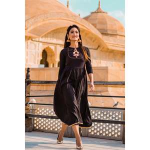 Robe Kurta/Kurti en crêpe noir foncé avec dupatta rose, style décontracté indien/pakistanais, taille XS - Product Image 1