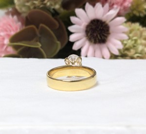 แหวนหมั้นเพชรโมอิสซาไนต์ทรงรี 2.20 กะรัต ยี่ห้อ Lurba Jewels ดีไซน์คริสเตียน ผิวขัดเงา ทองคำแท้ 14K สีเหลือง แหวนแต่งงาน - Product Image 2