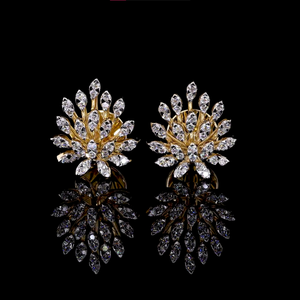 Boucles d'oreilles clous de mariée florales de luxe en diamant rond brillant cultivé en laboratoire |   Conception en cluster |   Bijoux de mariage et de fête pour femmes - Product Image 1