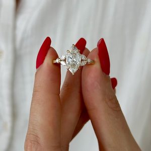 Bague de fiançailles inspirée de la nature avec diamant de laboratoire Marquise de 2 carats, E VVS2, or jaune, certifiée IGI - Product Image 5