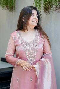 Ensemble salwar kameez en soie bicolore avec broderies miroir complexes, style traditionnel Diwali, avec dupatta, idéal pour les cérémonies de remise des diplômes. - Product Image 2