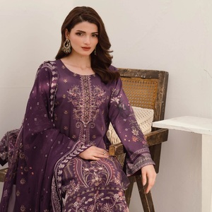 Robes Panjabi pakistanaises brodées sur la pelouse pour femmes Costumes trois pièces Designers pakistanais par Ramsha Vol MASHAAL-10 - Product Image 3