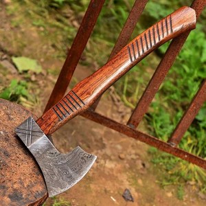 Hacha de Acero de Damasco Premium Forjada a Mano, Hacha Vikinga Hecha a Mano para Camping y Bushcraft, Hoja de 4 1/2 Pulgadas, Mango de Madera - Product Image 1