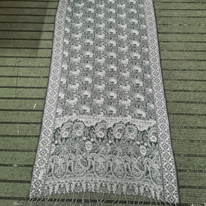 Pashmina Larga de Viscosa Duradera Hecha a Mano AHE al por Mayor |   Chal de Invierno con Diseño Floral Paisley y Tacto de Cachemira - Product Image 2