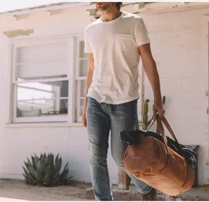 Bolsa de equipaje de cuero genuino fabricada con materiales de primera calidad que ofrece durabilidad y un toque de lujo, con un interior espacioso. - Product Image 3