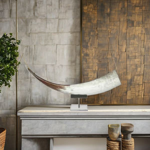 งานศิลปะทำมือแท้จากเขาควาย พร้อมขาตั้งโลหะ ดีไซน์สไตล์โมเดิร์นฟาร์มเฮาส์ ของตกแต่งงานแต่งงาน ของตกแต่งบ้านสุดสร้างสรรค์ - Product Image 1