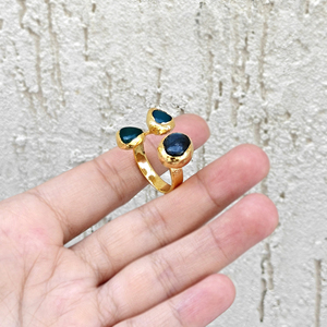 Bague ouverte de forme organique minimaliste avec cabochon en labradorite, onyx vert, apatite et pierre de jade, plaquée or 18 carats, triple pierres précieuses - Product Image 5