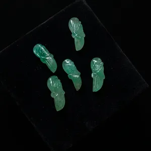 Piedra Natural de Fresa Verde Tallada en Forma de Loro, Gema de 10x30mm, 25 Quilates, 5 Gramos, Mugalart para Joyería, de Rajasthan - Product Image 4