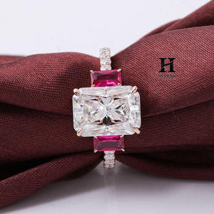 Anillo de Compromiso de Lujo con Diamante Cultivado en Laboratorio de Corte Radiante de 3 Quilates, Oro Rosa de 14K, Anillo de Tres Piedras con Diamantes Laterales Radiantes Rosados y Banda Pavé - Product Image 3