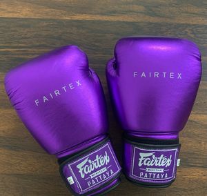 นวมชกมวย Fairtex รุ่นใหม่ล่าสุด - หนังแท้สำหรับฝึกซ้อมและต่อยมวย - อุปกรณ์มวยไทยสีดำ ขนาด 10 ออนซ์ ถึง 18 ออนซ์ - Product Image 1