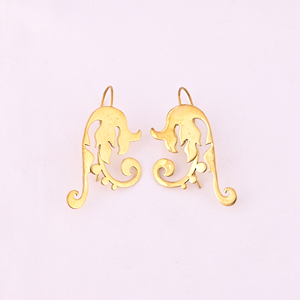 Pendientes de Mujer Modernos de Latón Chapado en Oro con Diseño Floral Intrincado, Tamaño 45x25MM - Product Image 1