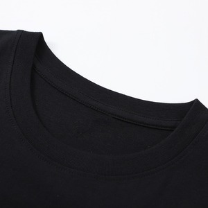 Maqueta de Camiseta Negra Lisa con Cuello Redondo y Modelo Masculino Joven y Atractivo - Product Image 2