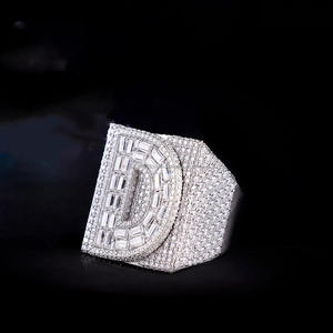แหวนฮิปฮอปผู้ชายแบบกำหนดเอง ประดับเพชรโมอิสซาไนต์ทรงบาแกตต์ ชุบโรเดียม เงินแท้ 925 ดีไซน์อักษรย่อส่วนตัว - Product Image 3