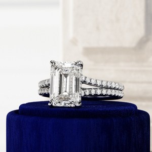 Anillo de Compromiso con Diseño Moderno, Corte Esmeralda, Diamante Cultivado en Laboratorio de 3 Quilates, con Halo Oculto en Pavé, en Oro de 14k/18k - Product Image 4