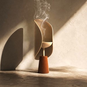 Brûleur d'encens en métal élégant avec un bouclier incurvé raffiné et une base en bois poli, parfait pour une esthétique zen moderne - Product Image 4