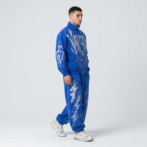 Ensemble de survêtement bleu roi pour homme avec veste zippée à imprimé graffiti blanc et pantalon de jogging assorti - Product Image 3