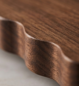 Planche à découper en bois de noyer et bois de manguier, bord ondulé, avec pieds de support, vente en gros - Product Image 5