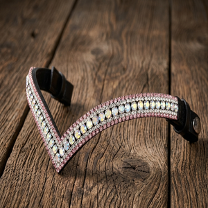 Diadema para caballo de cuero de búfalo negro grueso con forma de V profunda, con cadena de cristales dorados de 3 filas y diamantes de imitación. - Product Image 6