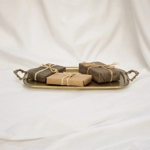 Bandeja de hierro fundido hecha a mano con acabado dorado envejecido y asas de diseño, ideal para uso diario y servicio de catering, procedente de la India. - Product Image 3