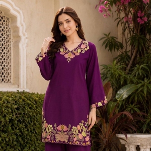 Ensemble coordonné en rayonne lourde dynamique avec haut brodé et pantalon palazzo, tenue ethnique de créateur pour la mode - Product Image 1