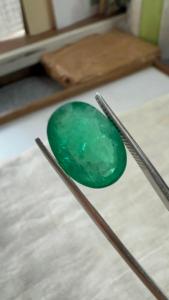 Émeraude naturelle zambienne de 6,20 carats, taille ovale, pierre précieuse non montée |   Pierre précieuse verte authentique pour la vente en gros et l'exportation de bijoux fins - Product Image 3