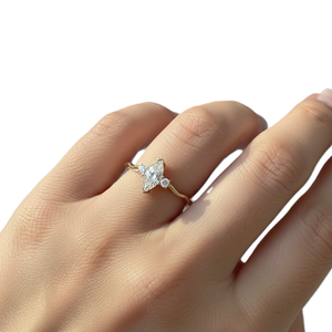 Bague minimaliste à trois pierres en or massif 9K 10K avec diamants de laboratoire marquise et ronds, clarté DEF VS VVS, motif vague, vente en gros - Product Image 5