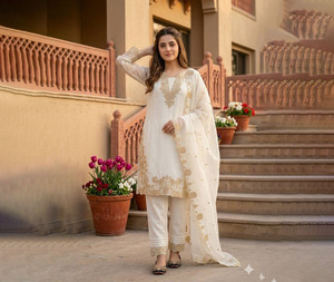 ชุดสูท Georgette Kameez ประดับเลื่อมและงานปักเลื่อมด้วยผ้าทอสำหรับงานแต่งงาน - Product Image 1