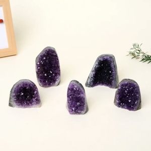 Vente en gros de grappe de cristaux d'améthyste naturelle, géode, pierre irrégulière violet foncé, agate Ruhi polie, Gujarat, décoration intérieure - Product Image 1