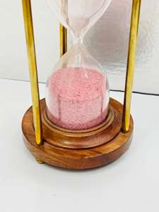 Minuteur à sable en bois fait main de 8 pouces avec sable rose |   Décoration de table rustique avec motif croix d'ange pour Noël et anniversaires - Uttarakhand - Product Image 4