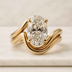 Anillo de Compromiso con Diamante de Corte Ovalado, Oro Amarillo, Engaste de Garras, Estilo Romántico, Joyería Fina para Mujer - Product Image 1