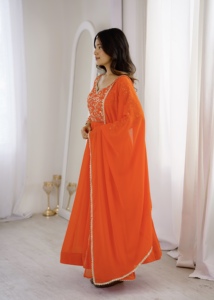 Robe ethnique raffinée en georgette à sequins avec un voile évasé de quatre mètres à bas souple et finition en dentelle, couture traditionnelle pour femme - Product Image 4