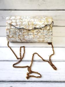 Rehaussez votre style avec le sac à main en nacre naturelle fait main, un accessoire de luxe conçu pour les mariées - Product Image 2