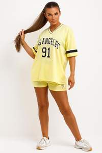 Conjunto de Shorts de Jersey Amarillo Oversize para Mujer al por Mayor, Cuello en V, Estampado de Números, Ropa Urbana y Deportiva, Proveedor OEM ODM - Product Image 4