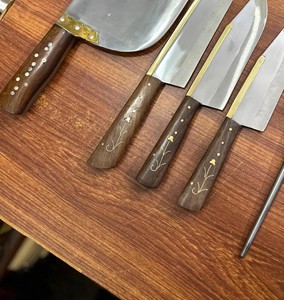 Ensemble de couteaux de boucher artisanal sur mesure en cinq pièces, lames en acier inoxydable, manches en bois, bord droit, ambidextre, avec étui en cuir - Product Image 3