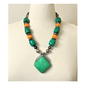 Collar con Colgante de Resina con Diseño de Mariposa y Flores, Joyería de Moda para Mujer Hecha a Mano Inspirada en la Naturaleza de la India - Regalo - Product Image 3