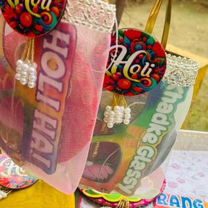Panier-cadeau Holi coloré et festif avec accessoires variés, panier-cadeau Holi soigneusement sélectionné, sacs Potli en filet - Product Image 1
