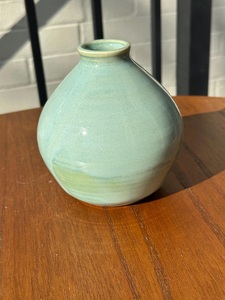 Ensemble de vases en céramique contemporains avec glaçure craquelée brillante, design conique élégant, parfait pour la décoration intérieure moderne - Product Image 4