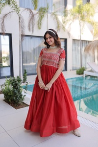 Vestido Anarkali con Bordado - Conjunto de 1 Pieza en Telas H O con Lentejuelas y Zari, con Cuentas y Bordado de Cuentas en Tiras - Product Image 3