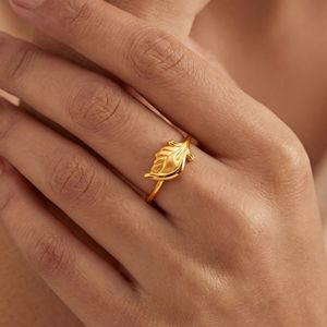 Anillo Elegante de Pluma y Hoja en Oro Amarillo Sólido de 10K para Mujer, Joyería Fina, Fabricante Mayorista para Exportación - Product Image 2