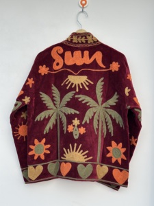 Chaqueta de Invierno Transpirable Bordada a Mano con Terciopelo Suzani, Abrigo Bohemio Color Granate para Playa, Estilo Artesanal Indio, Vintage, Unisex - Product Image 1