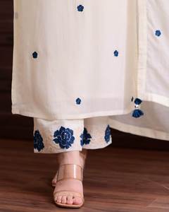 Ensemble Kurta moderne pour femme en rayonne brodée blanche, manches trois quarts, pantalon et dupatta en Chanderi, séchage rapide, idéal été/hiver pour les fêtes - Product Image 4