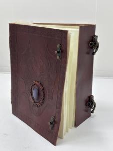 Diario de Cuero Hecho a Mano con Grabado de Doble Dragón, Cierre de Latón con Piedra de Ágata, Cuaderno de Escritura Vintage, Regalo Artesanal - Product Image 1