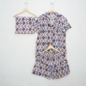 Nouvel ensemble de pyjama décontracté pour femme en coton tricoté de luxe, col en V, imprimé sur le devant, manches courtes, taille élastique avec cordon de serrage - Product Image 1