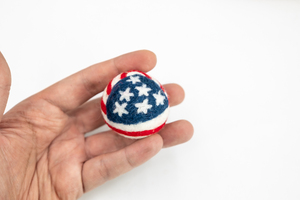 Adorno Colgante Hecho a Mano para el 4 de Julio – Decoración Patriótica para el Día de la Independencia, Adorno para Árbol, Artesanía de Fieltro de Lana de Comercio Justo - Product Image 3